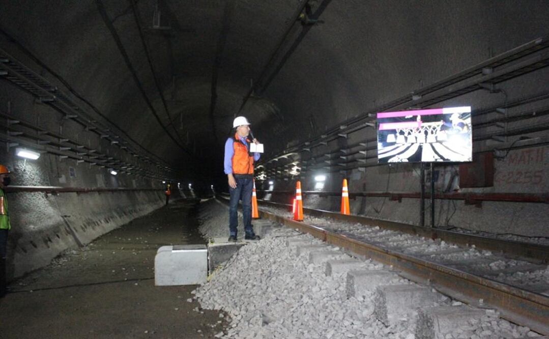 Guillermo Calderón, director del Metro, dio una conferencia de prensa desde el interior del túnel de la Línea 12 del Metro Foto: especial