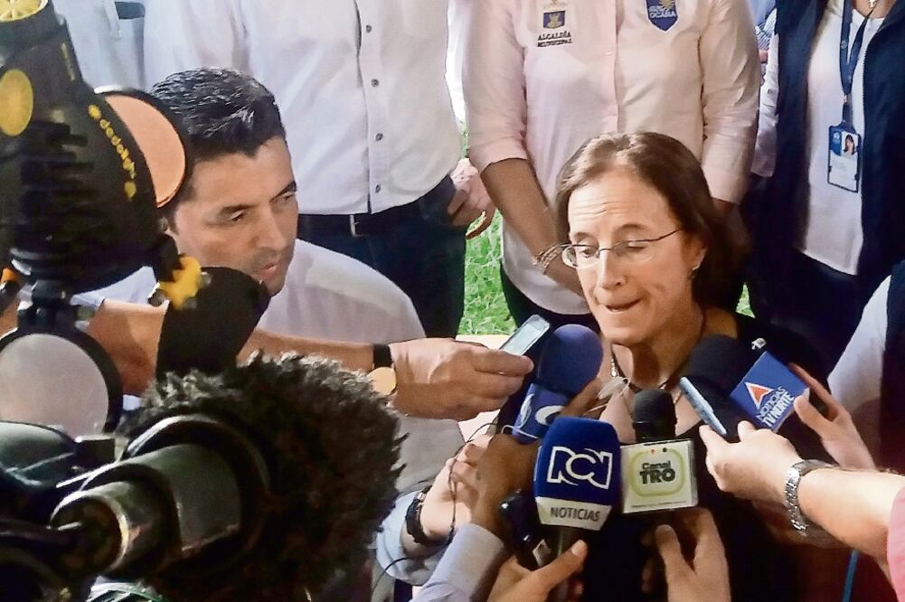 La periodista española Salud Hernández (der.) al dar una rueda de prensa, el viernes pasado. La comunicadora fue secuestrada por el ELN (ARCHIVO EFE)