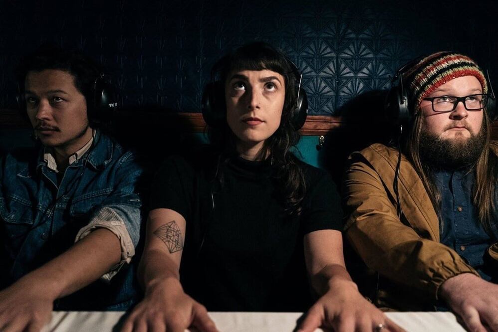 Séance es una obra de teatro inmersiva con sonido tridimensional y privación sensorial / Foto: Facebook Séance