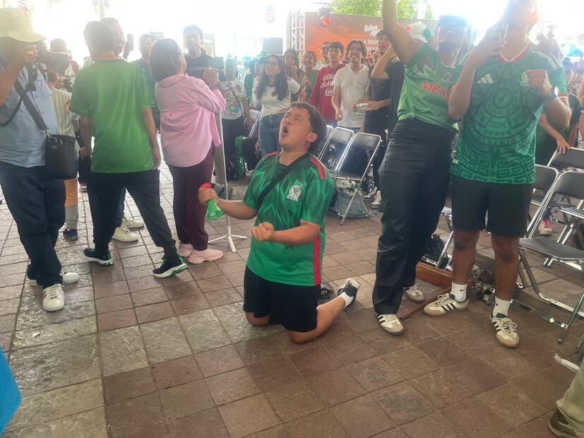 Aficionados de Guanajuato festejan el segundo gol de la Selección mexicana durante el partido inaugural del Mundial. (Foto: Xóchitl Álvarez/ EL UNIVERSAL)