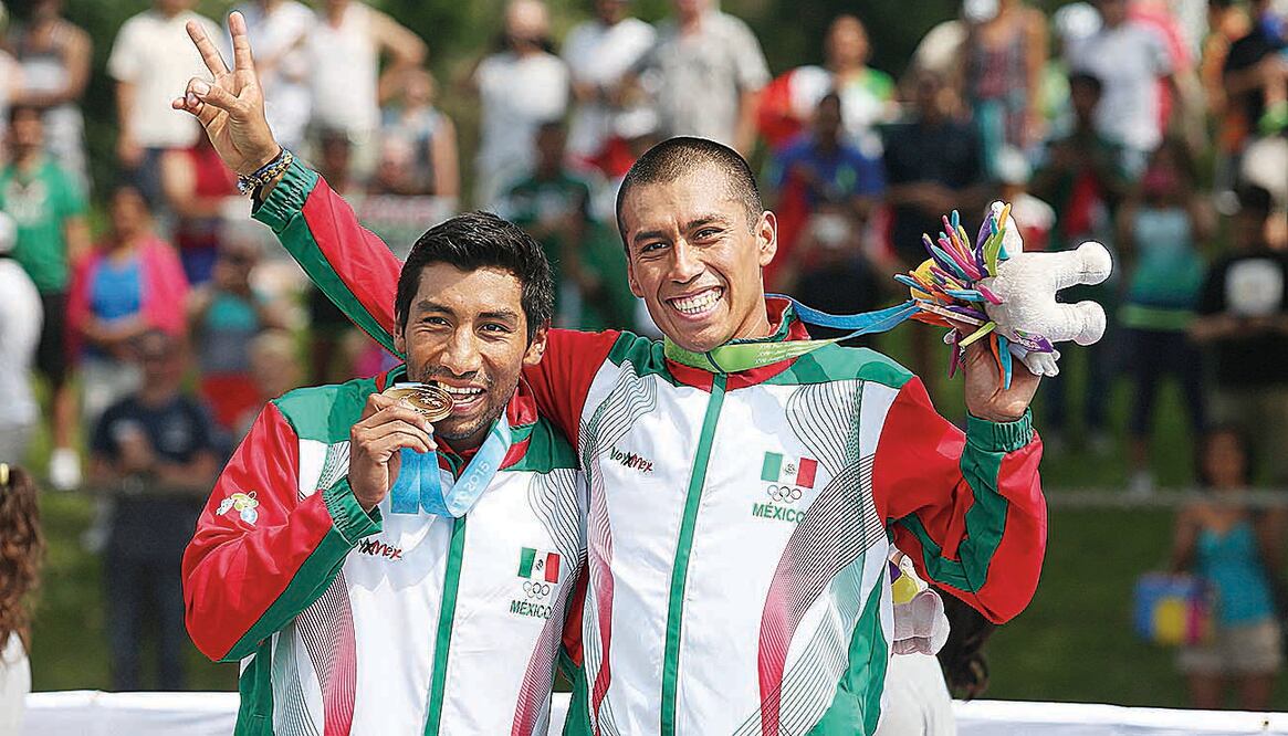 Los mexicanos Crisanto Grajales e Irving Pérez hicieron el 1-3 en el triatlón y gozaron su momento en el podio con sus medallas en el Ontario Place West Channel. Foto: CORTESÍA CONADE