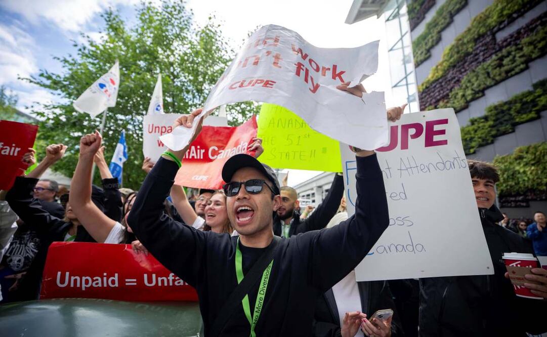 Los piqueteros celebran al enterarse de la noticia de que Air Canada ha suspendido el reinicio de operaciones en el Aeropuerto Internacional de Vancouver en Richmond, Columbia Británica, el domingo 17 de agosto de 2025. Foto: AP