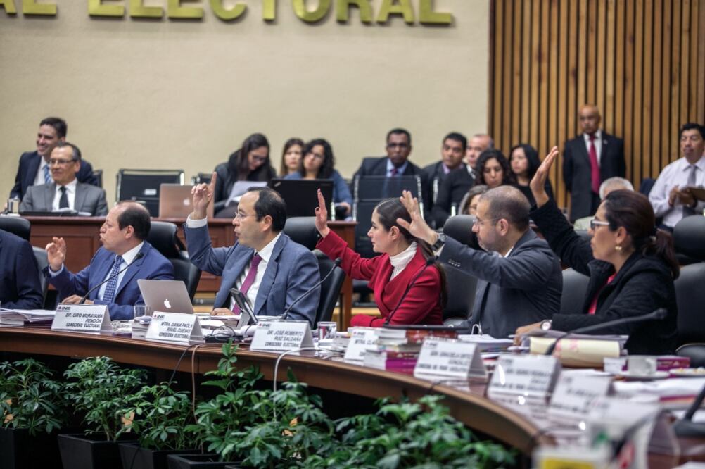 El instituto electoral multó con 2.6 millones de pesos a cuatro televisoras por transmitir a nivel nacional vallas con mensajes políticos. (ARCHIVO EL UNIVERSAL)