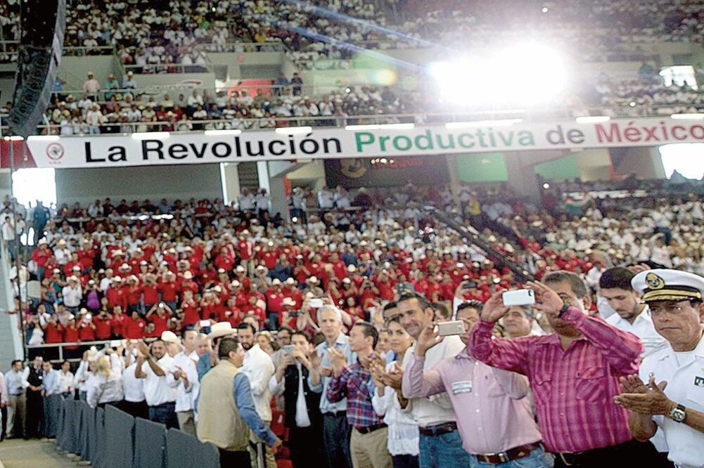 Los cenecistas expresaron su respaldo al líder de la CNC si decidiera buscar la candidatura al gobierno de Nayarit en 2017 (PRESIDENCIA)