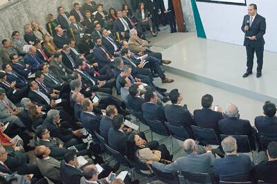 Expertos debaten gestión de Sandoval