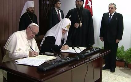 Papa Francisco y Kirill firman acuerdo de responsabilidad