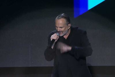 Ex pareja de Miguel Bosé emprende acciones legales en su contra