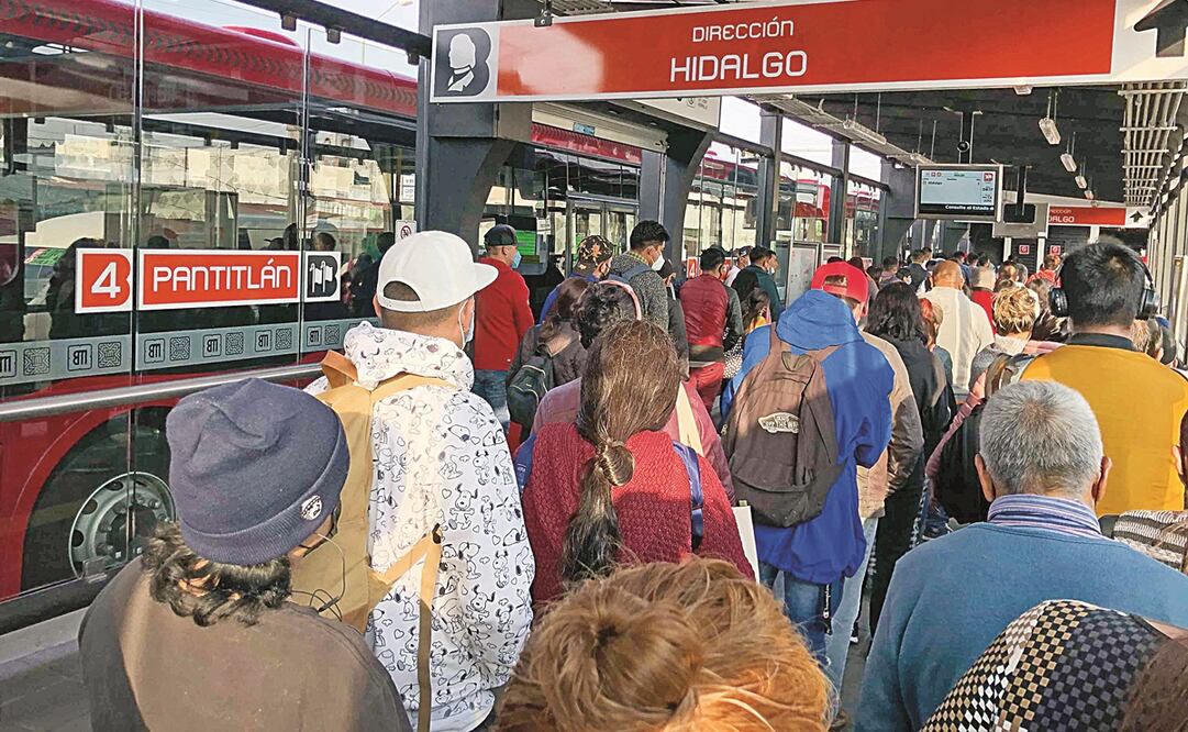 El promedio de espera para pagar con la tarjeta y subirse al Metrobús L4 fue de 12 minutos. 