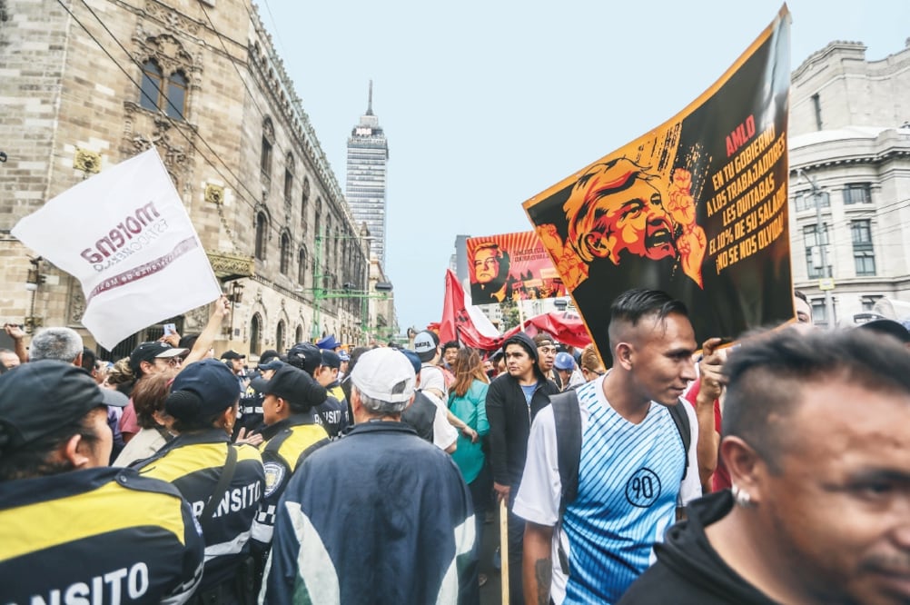 Grupos a favor y en contra de Andrés Manuel López Obrador se manifestaron en los alrededores del Palacio de Minería. (GERMÁN ESPINIOSA. EL UNIVERSAL)
