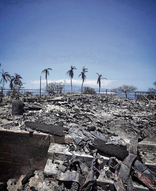 La familia Miranda dirigía un hostal llamado Hakuna Matata Hostel, el cual quedó reducido a cenizas a causa de un incendio forestal registrado en Maui, Hawái. Daniel, Dominique y su bebé están refugiados tras el siniestro. Foto: Humberto Vázquez