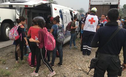Rescatan a 150 migrantes en un camión de Veracruz; tenían deshidratación severa