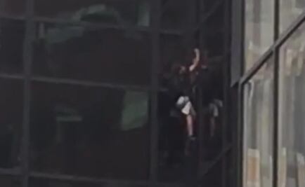 Hombre escala Torre Trump en Nueva York 