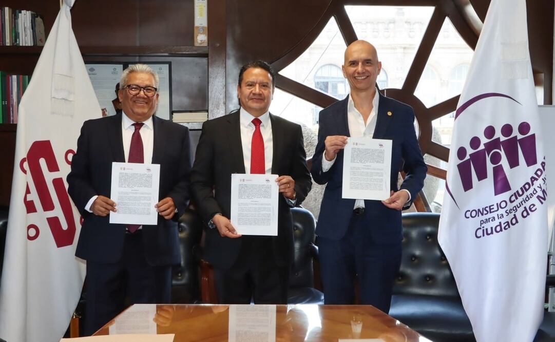 El convenio fue suscrito por el Consejeo Jurídico, Néstor Vargas Solano y  el presidente del Consejo Ciudadano, Salvador Guerrero Chiprés, quienes se comprometieron a emprender acciones en favor del desarrollo de la cultura cívica. Foto: Especial