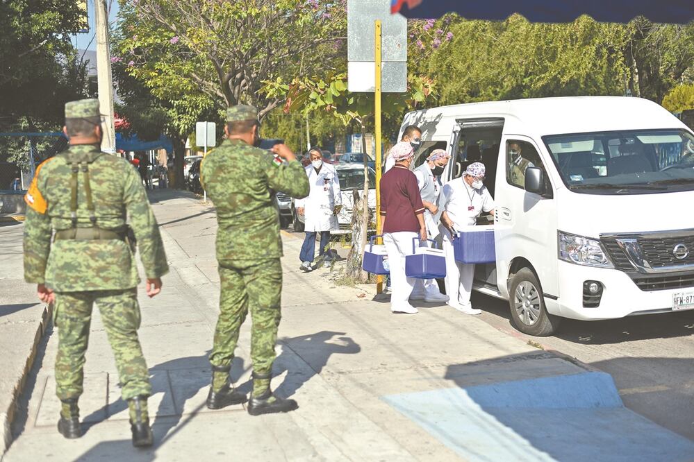 Custodiadas por militares, al estado llegaron 9 mil 820 vacunas contra el Covid que se distribuyeron en Acapulco, Chilpancingo, Iguala, Taxco, Zihuatanejo, Tlapa, Chilapa y Ometepec. Foto: SALVADOR CISNEROS. EL UNIVERSAL
