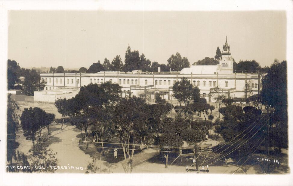 El Colegio Teresiano para niñas de Mixcoac, ubicado en la calle de Goya, poco después de su inauguración. Este inmueble fue construido por Felipe Martell en 1904, y treinta años más tarde fue desalojado; ese mismo año se convirtió en la Secundaria 10 "Leopoldo Ayala", que lo ocupa hasta la actualidad, aunque sólo se conserva parte del edificio original. En la parte inferior se aprecia el Parque Goya. Crédito: Col. Villasana.