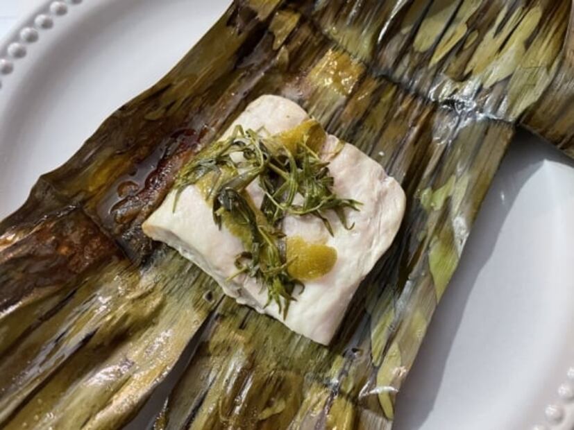 Lubina rayada con mole de macadamia