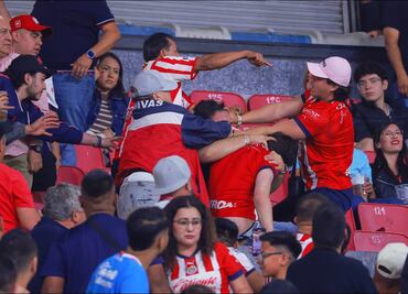 Chivas da versión del proyectil arrojado a "Chicharito" o al equipo; ya identificaron al agresor