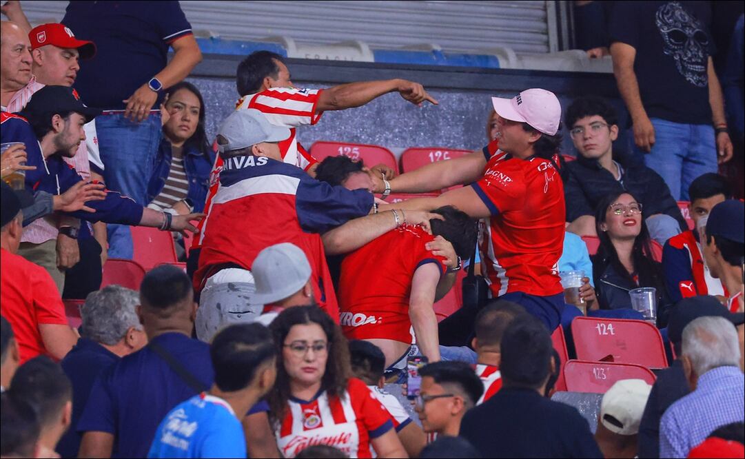 Aficionados de Chivas en conato de bronca / Foto: Imago7