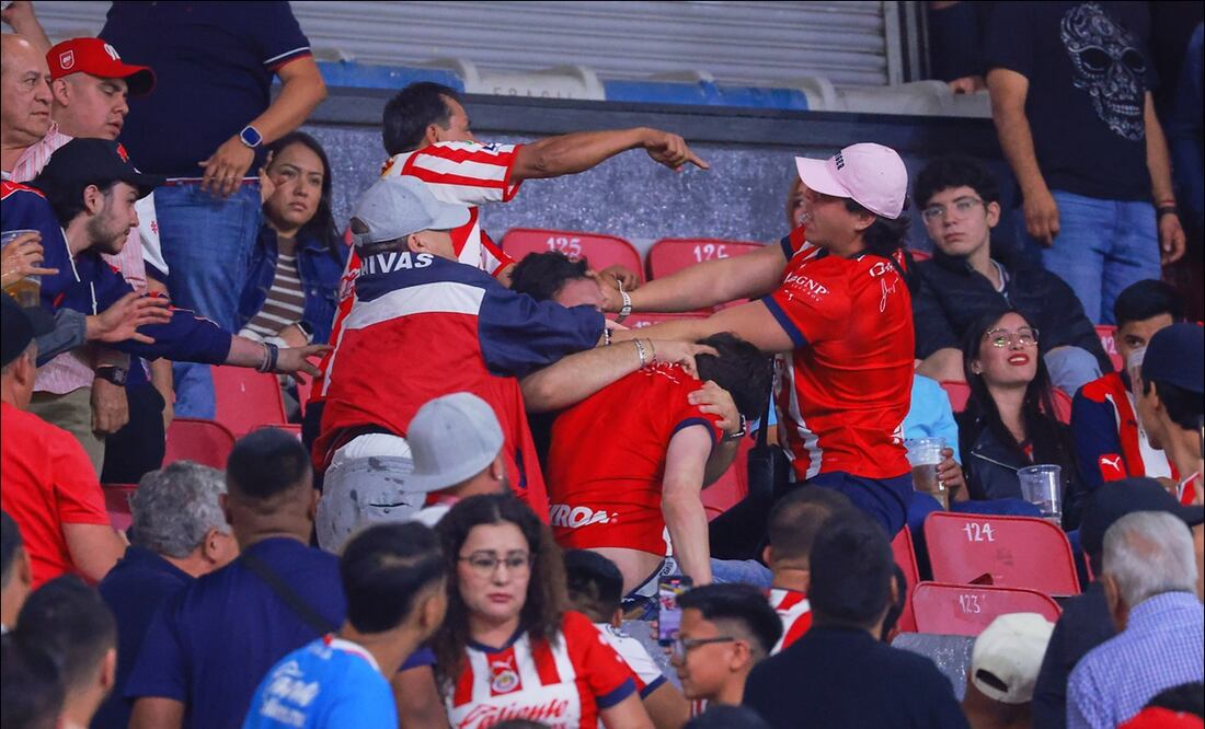 Aficionados de Chivas en conato de bronca / Foto: Imago7