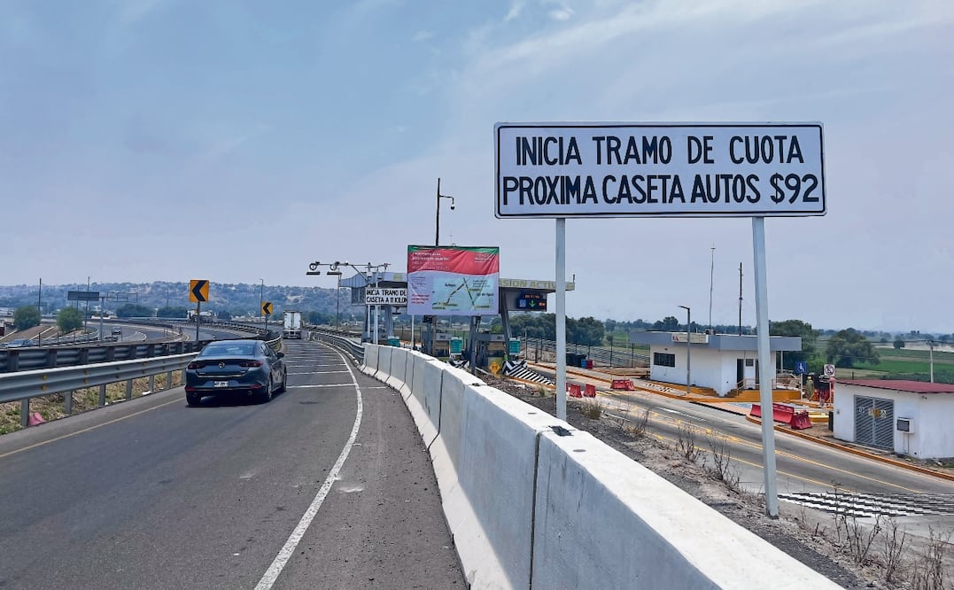 En las vialidades colocaron señalamientos que indican el cobro de peaje en el distribuidor Santa Inés. Foto: de Arturo Contreras.