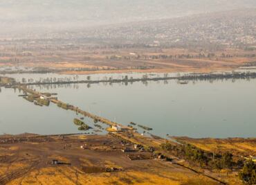 Auto cae a laguna en Tláhuac; movilización de rescate tras aparatoso accidente