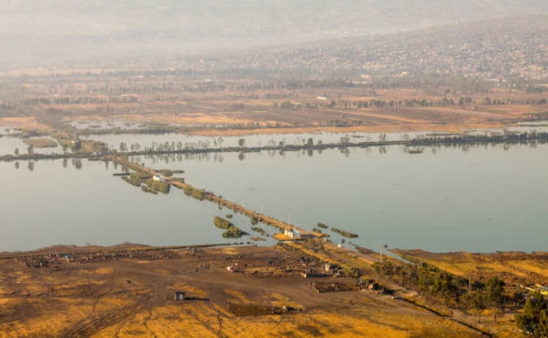 Auto cae a laguna en Tláhuac; movilización de rescate tras aparatoso accidente. Foto Especial