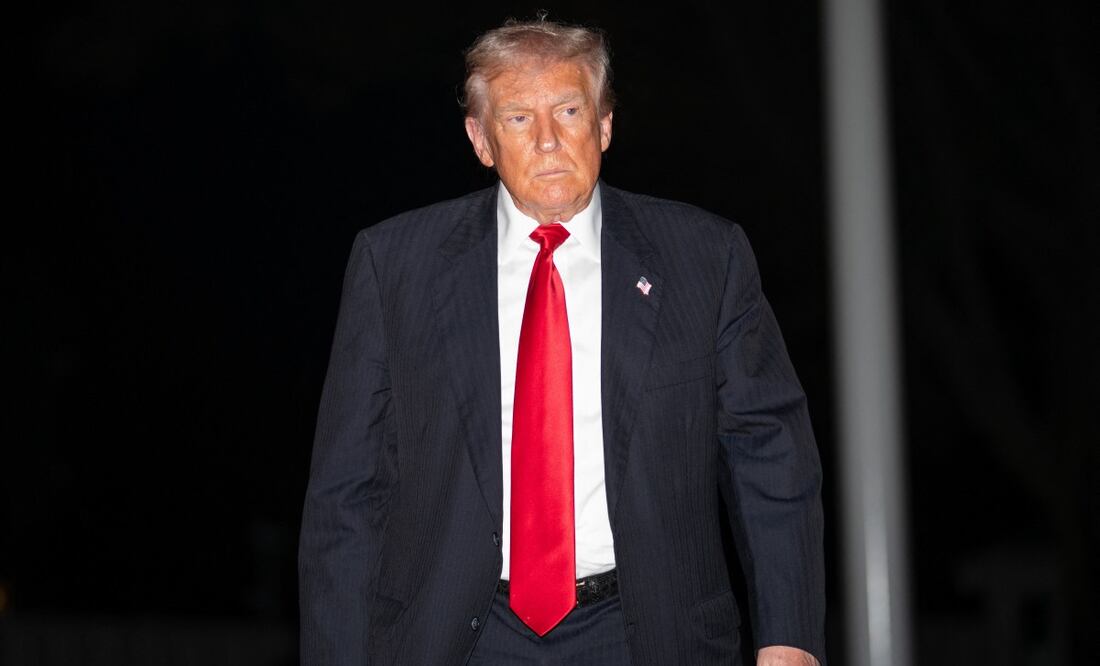 El presidente estadounidense Donald Trump llega a la Casa Blanca en Washington, D.C., tras un viaje a Palm Beach, Florida, con una parada en un partido de fútbol americano de los Washington Commanders el 9 de noviembre de 2025. Foto: AFP