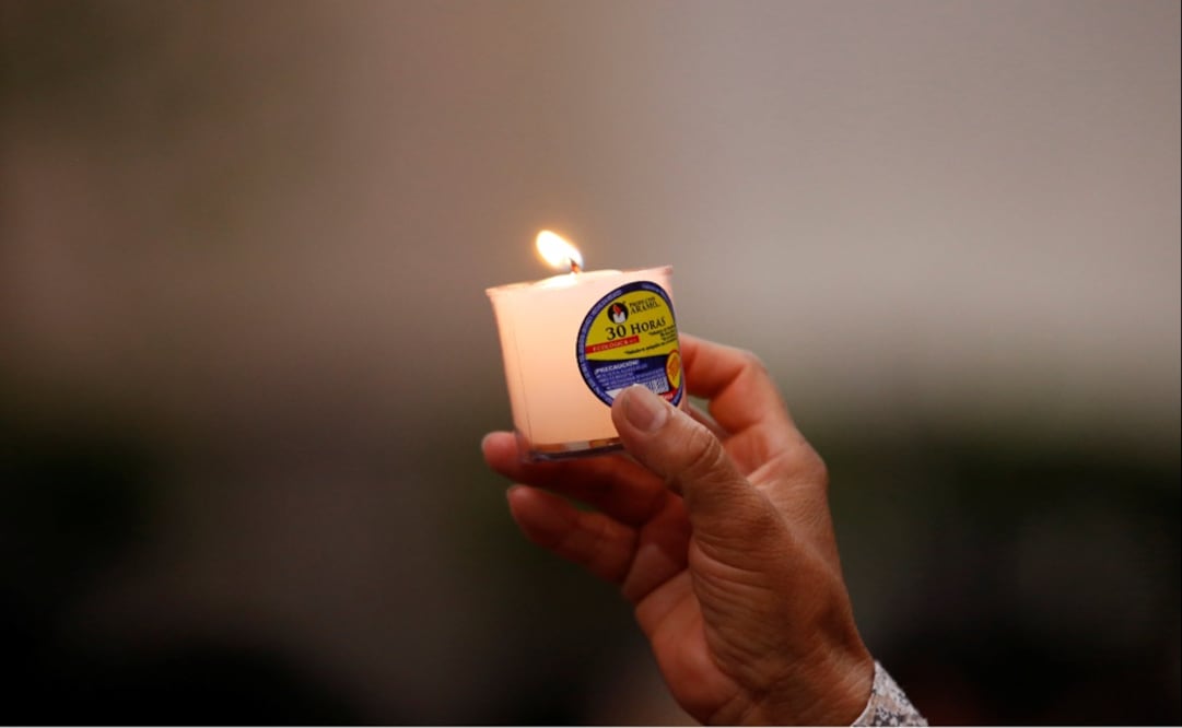 A demonstrator holds a candle as she takes part during a demonstration against the murder of journalists who were killed in Mexico – Photo:Henry Romero/ REUTERS