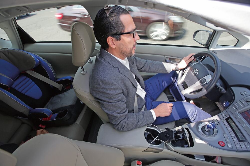 Gerónimo Martínez es usuario de un auto híbrido y considera que faltan estímulos para adquirirlos (ARCHIVO. EL UNIVERSAL)
