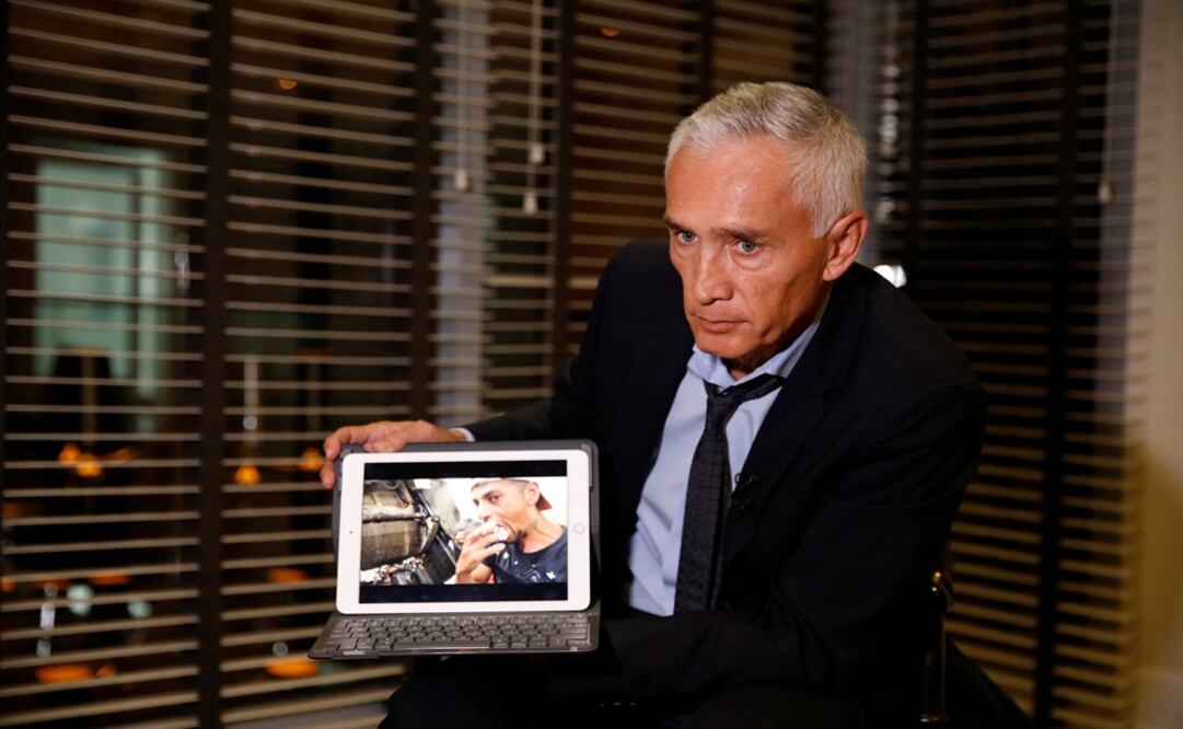 Jorge Ramos, anchor of Spanish-language U.S. television network Univision, shows a video of young Venezuelans eating from a garbage truck, while talking to the media, in Caracas - Photo: Carlos Garcia Rawlins/REUTERS