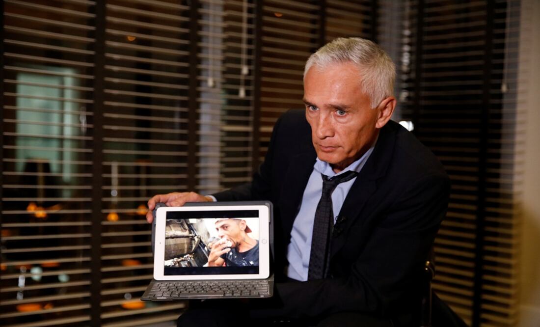 Jorge Ramos, anchor of Spanish-language U.S. television network Univision, shows a video of young Venezuelans eating from a garbage truck, while talking to the media, in Caracas - Photo: Carlos Garcia Rawlins/REUTERS
