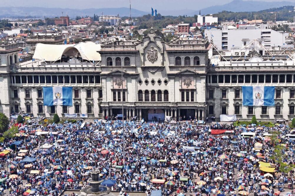 Guatemaltecos de diferentes sectores sociales se manifestaron ayer frente al Palacio Nacional para exigir la dimisión del presidente Jimmy Morales y ministros por las acusaciones en su contra por presuntos actos de corrupción. (JOHAN ORDONEZ. AFP)