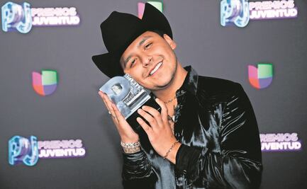 Christian Nodal queda mal a mamá