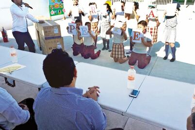 Tunden en redes a diputado por niños que se arrodillaron