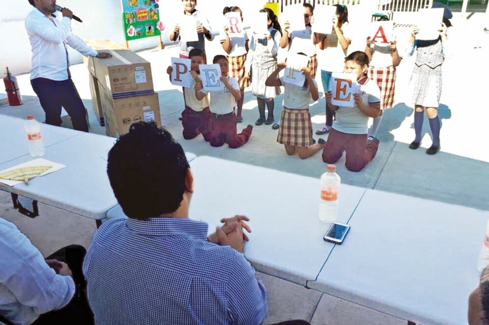 Respuesta. Luego de que se viralizaron las fotografías, el diputado perredista se deslindó y pidió disculpas (TOMADA DE FACEBOOK)