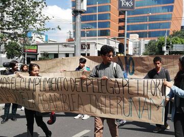 Estudiantes de la UNAM marchan en Insurgentes; van a Rectoría