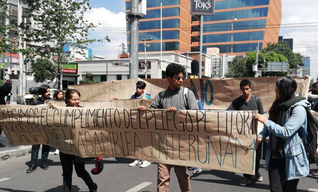 La vialidad se ve afectada, permanece abierto el carril confinado del Metrobús, el cual los automovilistas están utilizando para rebasar la marcha. Foto: Especial