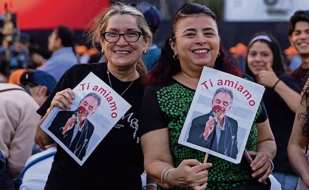 Los fanáticos demostraron su amor al cantante sosteniendo fotos de él y con mensajes en italiano. Foto: HUGO SALVADOR/EL UNIVERSAL
