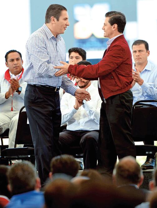 El gobernador de Puebla, Rafael Moreno Valle, y el presidente Enrique Peña Nieto entregaron ayer un distribuidor vial y el Bulevar Industria Automotriz (ESPECIAL)