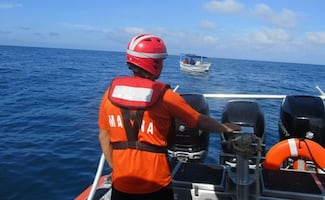 Elementos de la Marina rescatan a tres náufragos en costas de Chiapas; dos de ellos son extranjeros