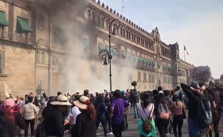 Lanzan bombas molotov a Palacio Nacional; mujeres acusan infiltrados