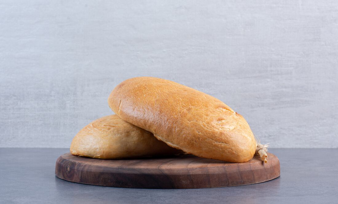 El pan de los pambazos resalta por su corteza delgada y textura suave, perfecto para absorber la salsa roja. Foto: Freepik