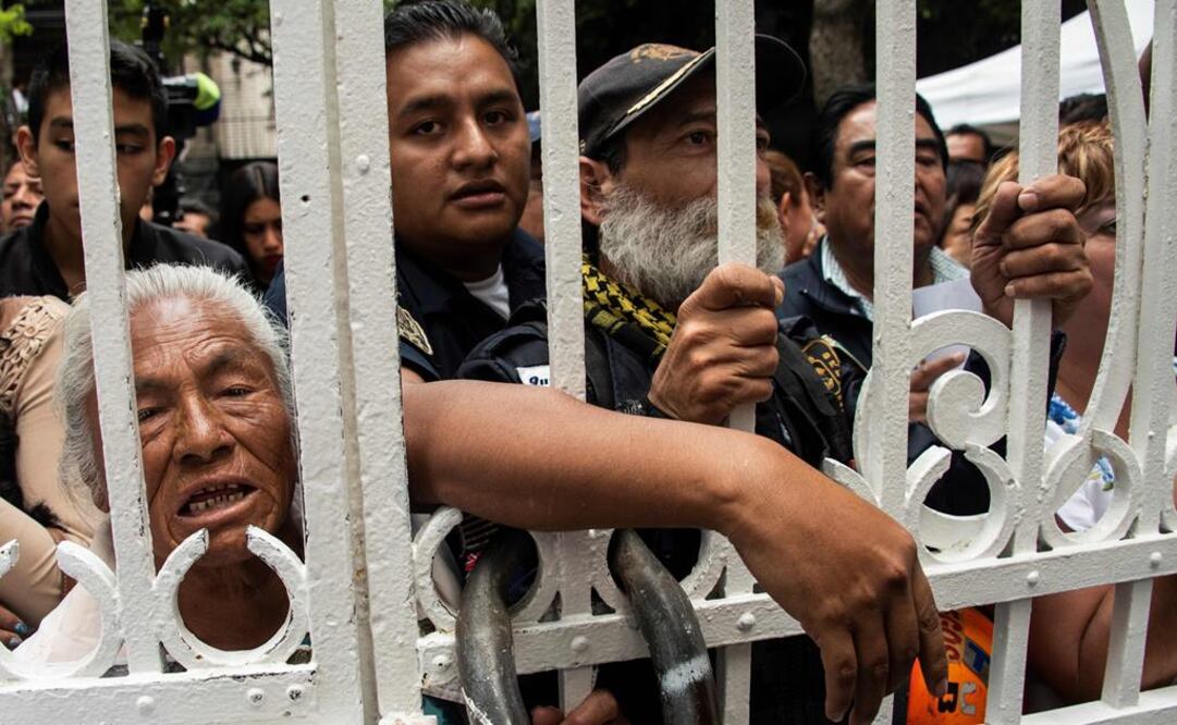 Todos los días, decenas de personas acuden al inmueble de la Roma para entregar peticiones y CV a AMLO. Foto: Archivo EL UNIVERSAL
