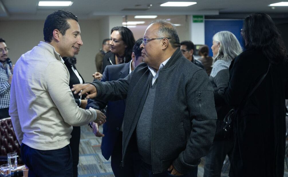 Al finalizar la charla, Mario Maldonado convivió con suscriptores de EL UNIVERSAL.  |  Foto: Germán Espinosa.