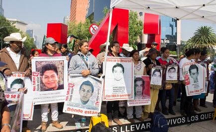 Alistan padres de los 43 normalistas caminata por tercer aniversario