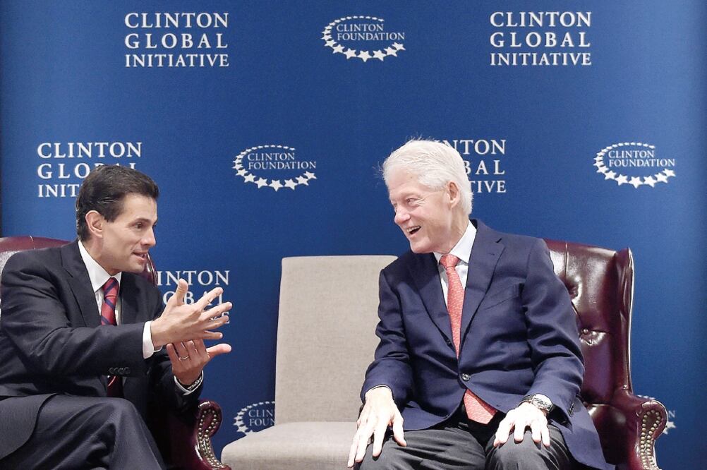 Como parte de sus actividades en la ONU, el presidente Enrique Peña Nieto se reunió ayer con el ex presidente de Estados Unidos Bill Clinton, con quien conve rsó sobre la agenda global en materia de medio ambiente (PRESIDENCIA)