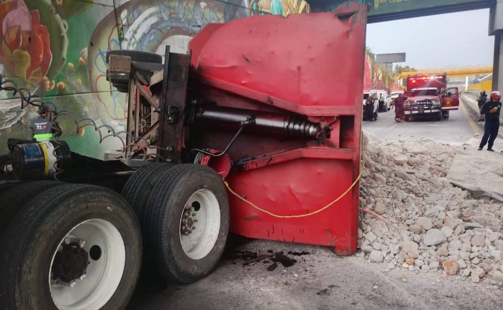 Góndola con 40 toneladas de cascajo vuelca en Iztapalapa; afecta circulación en la México-Puebla.
Foto: Especial.