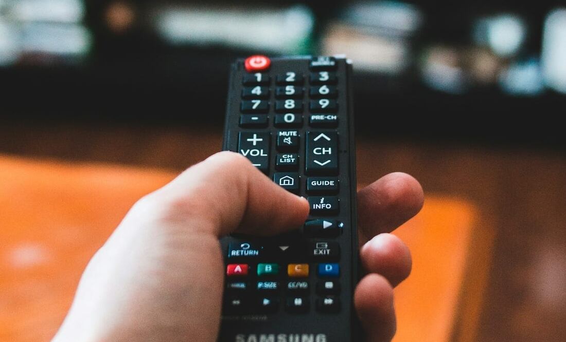 Los botones de colores del control remoto y sus funciones. Foto: Unsplash