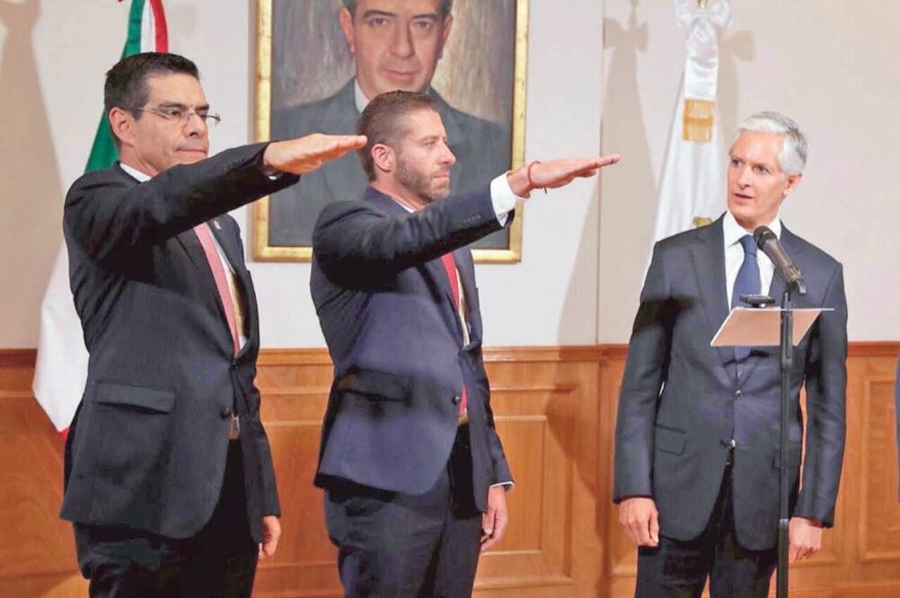 Alfredo del Mazo (primero de der. a izq.) tomó protesta a los nuevos integrantes de su equipo de trabajo en la ciudad de Toluca. (ESPECIAL)