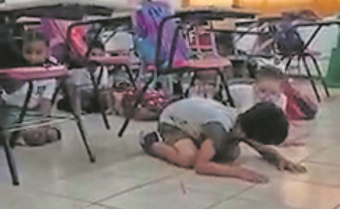  Una maestra de la primaria Mariano Silva Cortés, en Empalme, trató de tranquilizar a sus alumnos al escucharse un tiroteo.